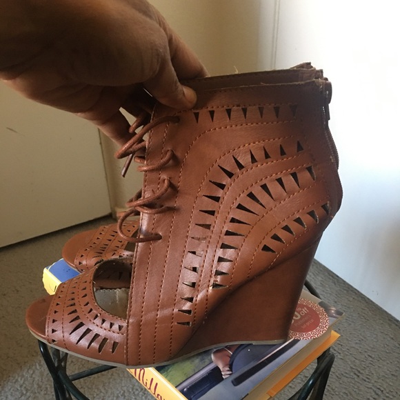 🚨 5/$20 Adorable lace up wedge sandal booties - Picture 3 of 10